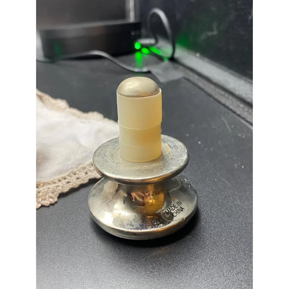 Wine Stopper with the Letter “L” engraved in the Top